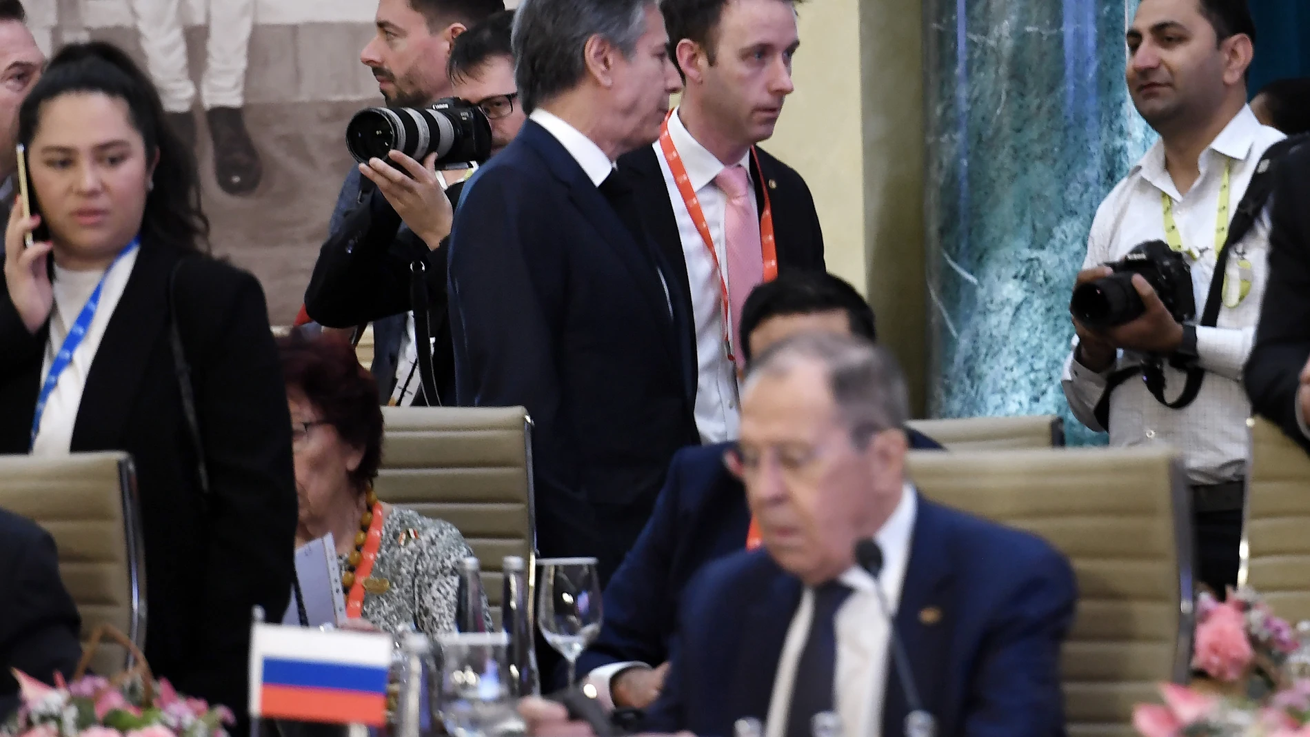 El secretario de Estado, Antony Blinken, habla con sus colegas, mientras el ruso Sergei Lavrov permanece sentado