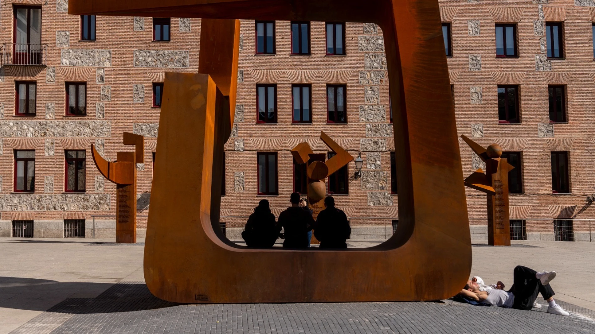 Las esculturas que rinden homenaje a los 449 madrileños deportados a los campos de concentración nazis en la II Guerra Mundial, obra del artista José Miguel Utande en la Plaza del Rollo. 