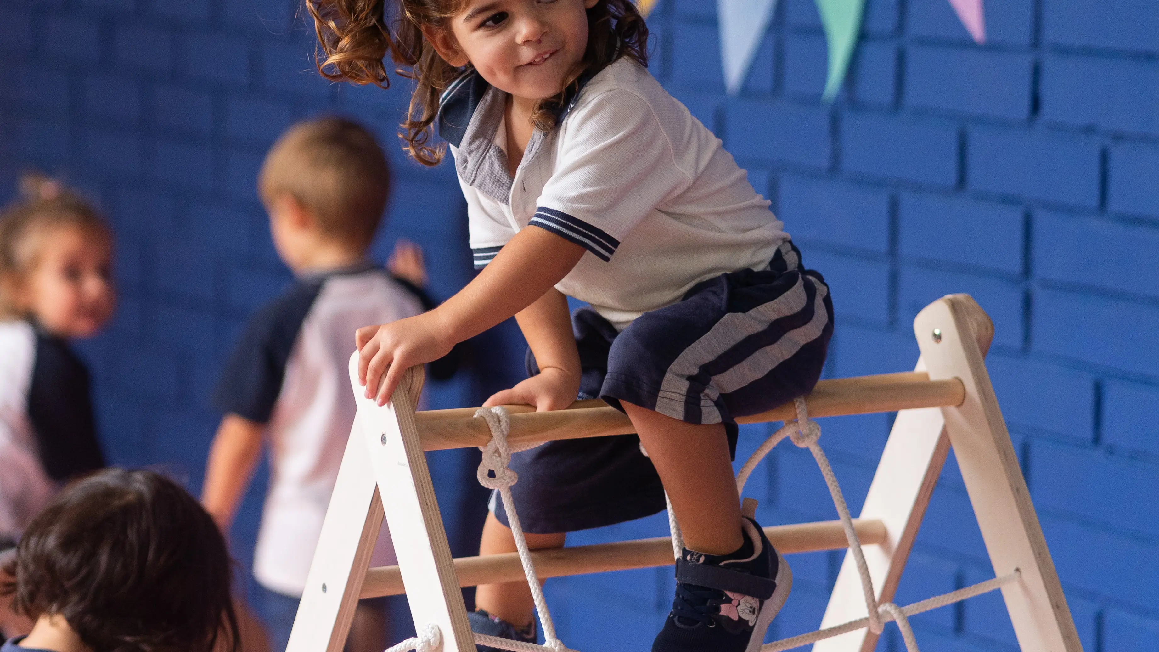 Una pequeña alumna practica actividad deportiva en las instalaciones de International School Andalucía durante u