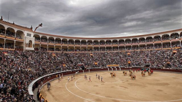 Vista general de la plaza de Las Ventas durante el paseíllo al comienzo de una corrida de la Feria de San Isidro.