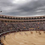 Vista general de la plaza de Las Ventas durante el paseíllo al comienzo de una corrida de la Feria de San Isidro.