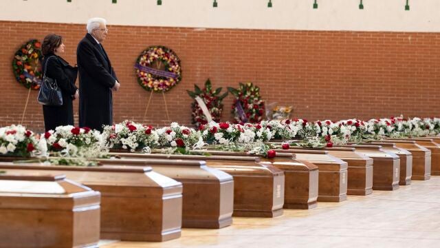 Europa.- El presidente de Italia acude a la capilla ardiente por los migrantes muertos en Calabria