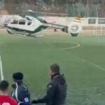 Un helicóptero de la Guardia Civil aterriza en mitad de un partido de fútbol con una familia rescatada de la nieve.