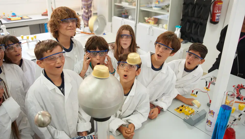 Alumnos del centro de ISP British School of Málaga disfrutan de una clase de ciencias en el laboratorio