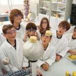 Alumnos del centro de ISP British School of Málaga disfrutan de una clase de ciencias en el laboratorio