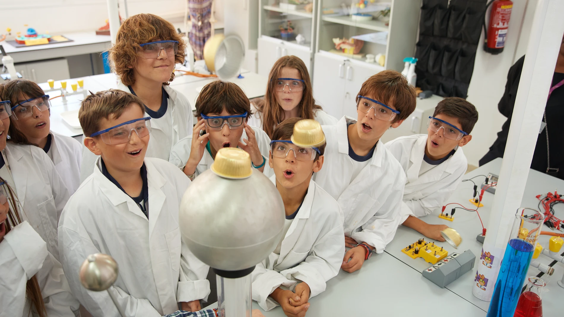 Alumnos del centro de ISP British School of Málaga disfrutan de una clase de ciencias en el laboratorio