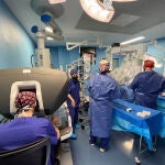 Dr. Lucas Minig trabajando desde la consola del robot da Vinci en un cáncer de endometrio