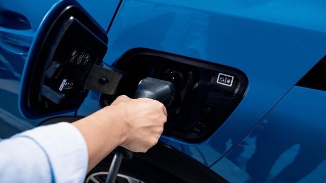 Economía/Motor.- El 60% de los directivos de automoción europeos cree que los coches eléctricos se abaratarán hasta 2030