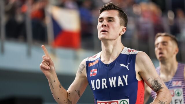 Jakob Ingebrigtsen celebra su oro en el 1.500