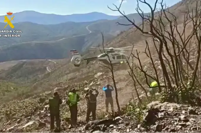 Un helicóptero de la Guardia Civil rescata a un agente forestal en Cáceres