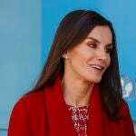 La Reina Letizia con abrigo rojo.