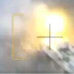 Un vehículo blindado ruso BTR-82A disparando en Ucrania contra la trinchera ucraniana