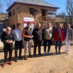 Suárez-Quiñones en la visita a la eco aldea