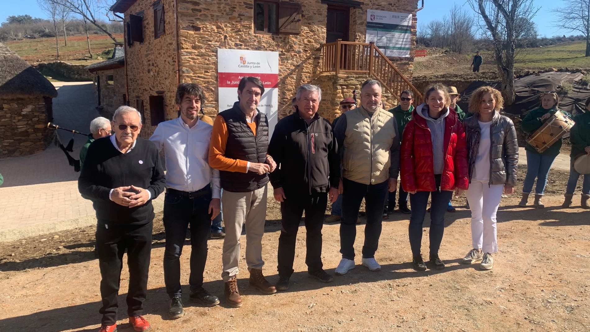 Suárez-Quiñones en la visita a la eco aldea