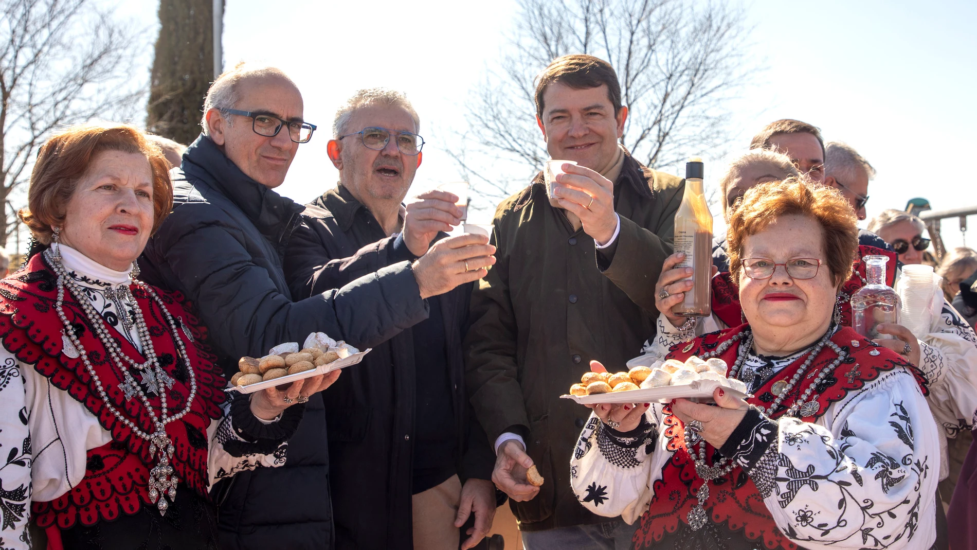 El presidente de la Junta de Castilla y León, Alfonso Fernández Mañueco, asiste a la fiesta de la matanza tradicional en Berrocal de Salvatierra
