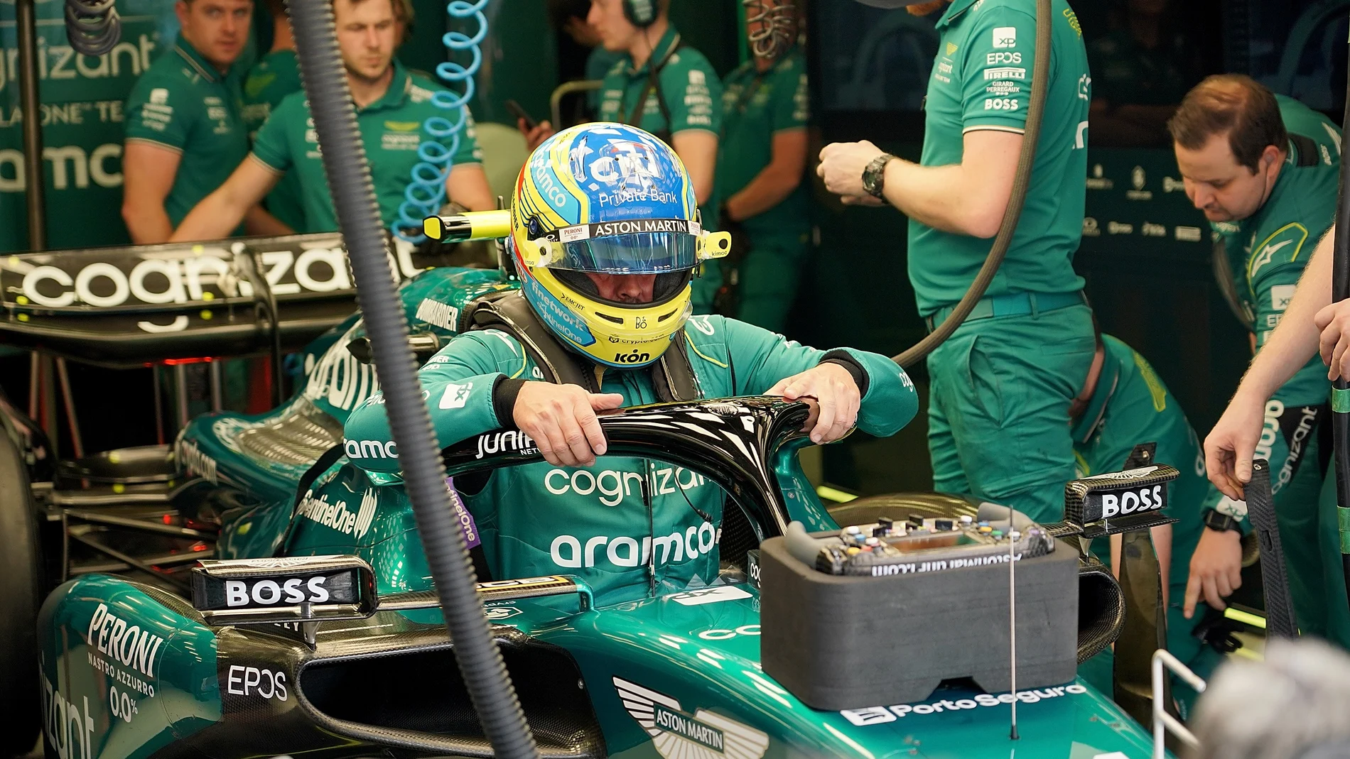 El show del mecánico de Aston Martin tras el podio de Fernando Alonso