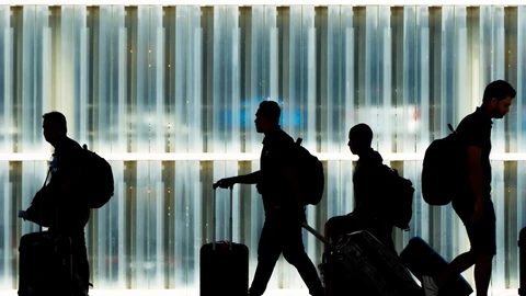 Pasajeros en tránsito en el aeropuerto de El Prat, en Barcelona.