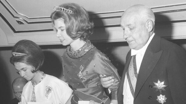 Irene de Grecia (c) junto a su hermana Sofía (I) durante la inauguración del Teatro Real, en 1966. 