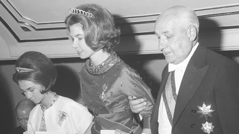 Irene de Grecia (c) junto a su hermana Sofía (I) durante la inauguración del Teatro Real, en 1966.