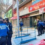 Una fallecida, siete rescatados y once atendidos en el incendio de una vivienda en Madrid