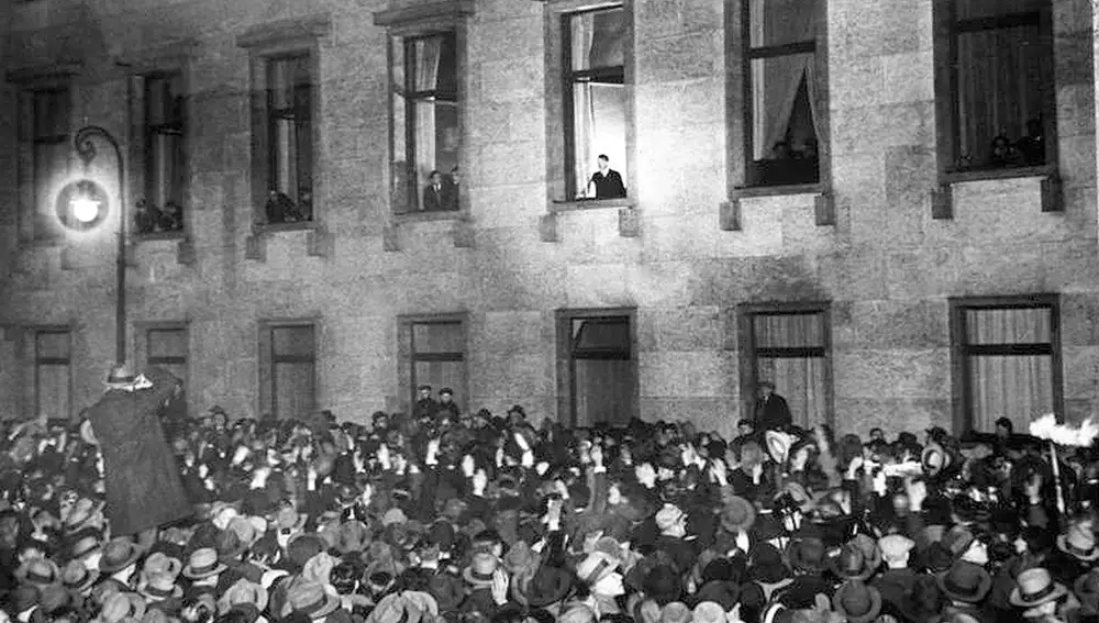 Hitler saluda a la multitud desde la ventana de la Cancillería del Reich el 30 de enero de 1933.