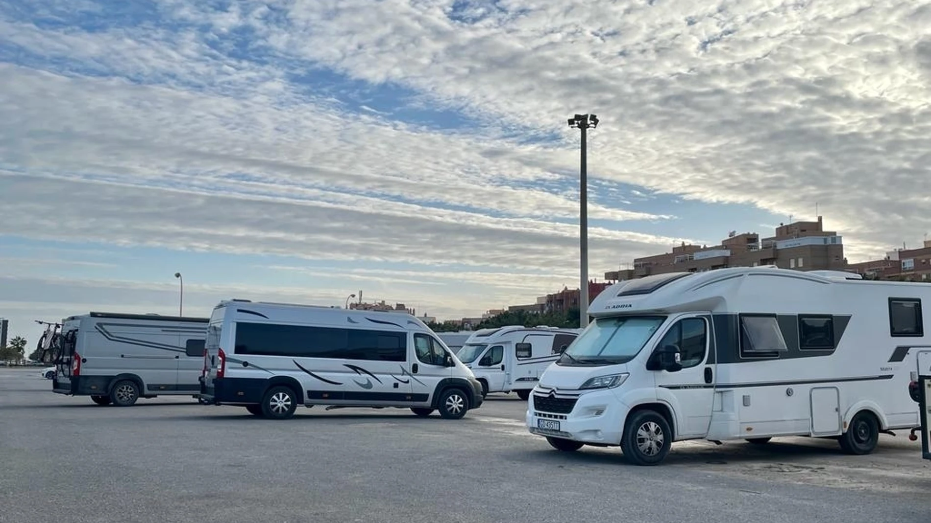 Varias autocaravanas estacionadas en las inmediaciones de la Vega de Acá, en Almería