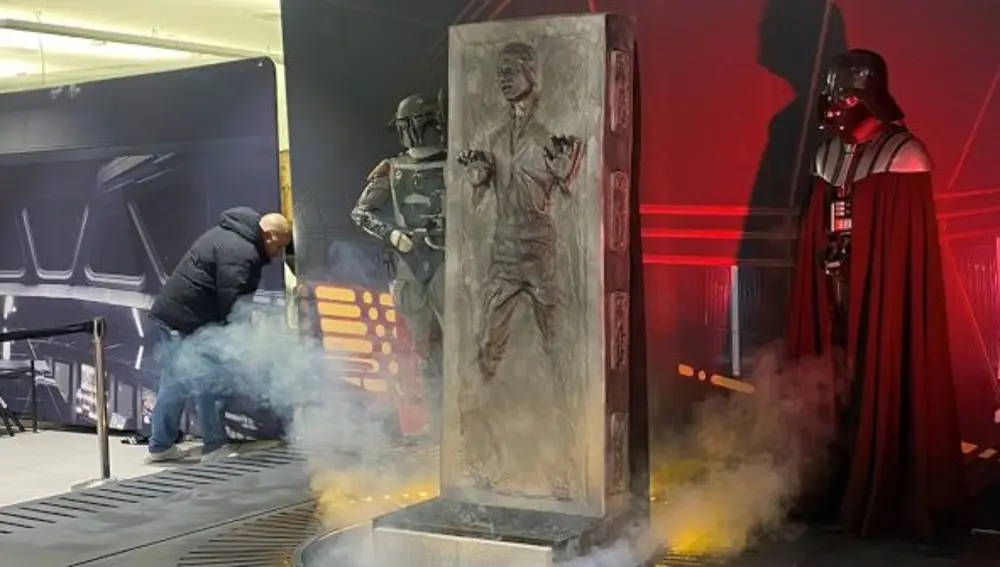 Darth Vader y el cazarrecompensas Boba Fett custodian a Han Solo congelado en criptonita en la exposición 'Universo Star Wars' en el Centro de Arte Tomás y Valiente de Fuenlabrada. 