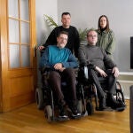  Proyecto de vivienda de transición a la vida auntónoma para personas con discapacidad. De izquierda a derecha y de abajo a arriba, Benito Hernández y Nacho Fadrique, usuarios del piso de transición; Diego Vay, asistente personal, y Laura Cano, responsable de Predif del proyecto