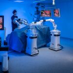 El robot quirúrgico "Versius" en un quirófano