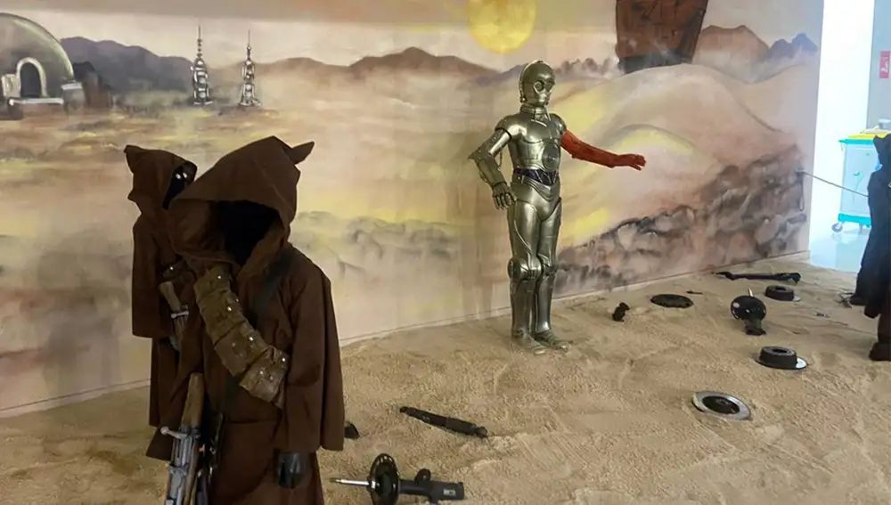R2D2 y un morador de las arenas a tamaño real en el planeta Tatooine dentro de la exposición 'Universo Star Wars'.