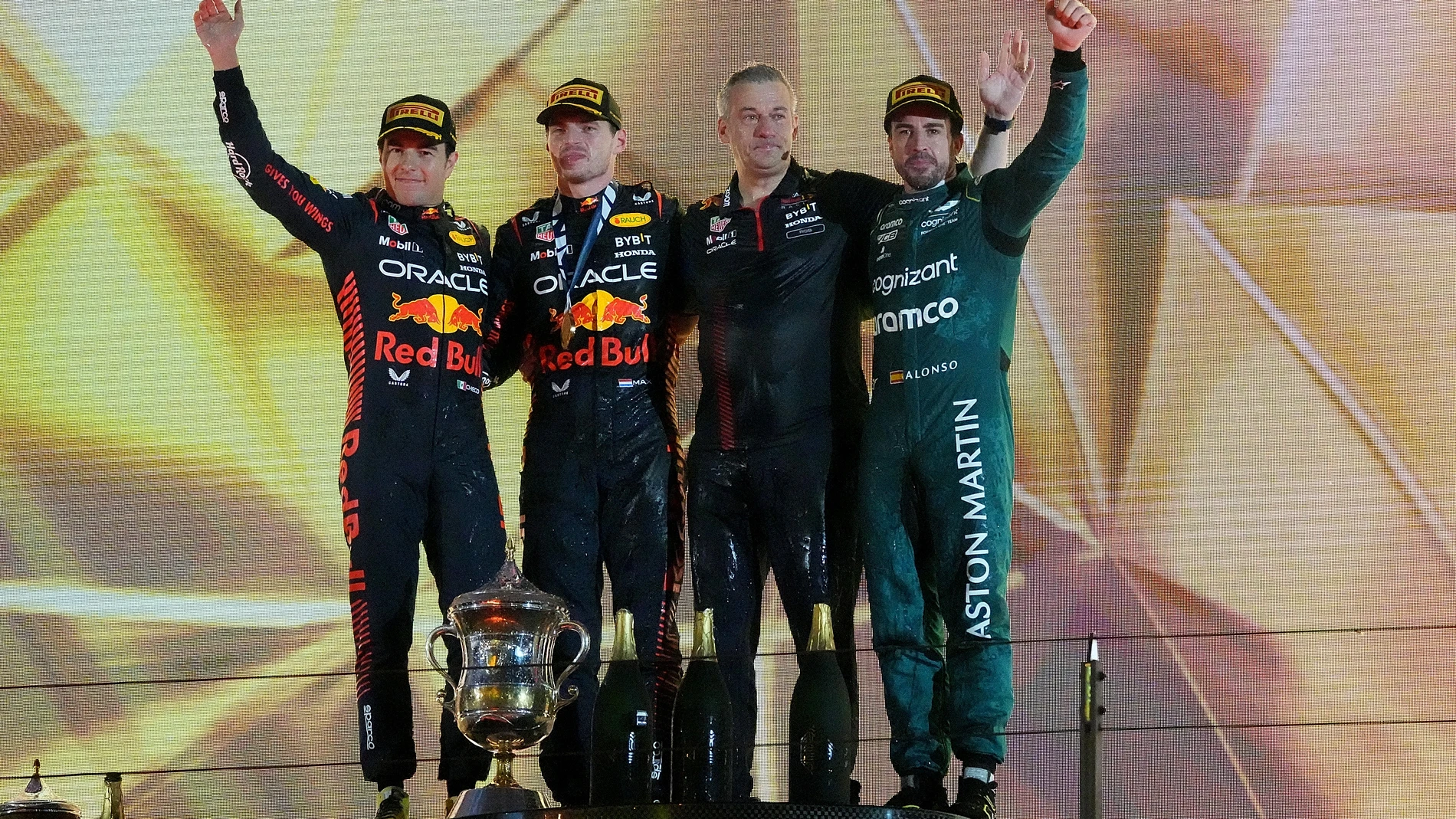 Fernando Alonso compartió podio con los Red Bull en Baréin