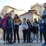 Brágimo / ICAL . Algunos de los integrantes del Grupo Scout San Miguel de Palencia juegan a la vaca sentada en la plaza de San Miguel