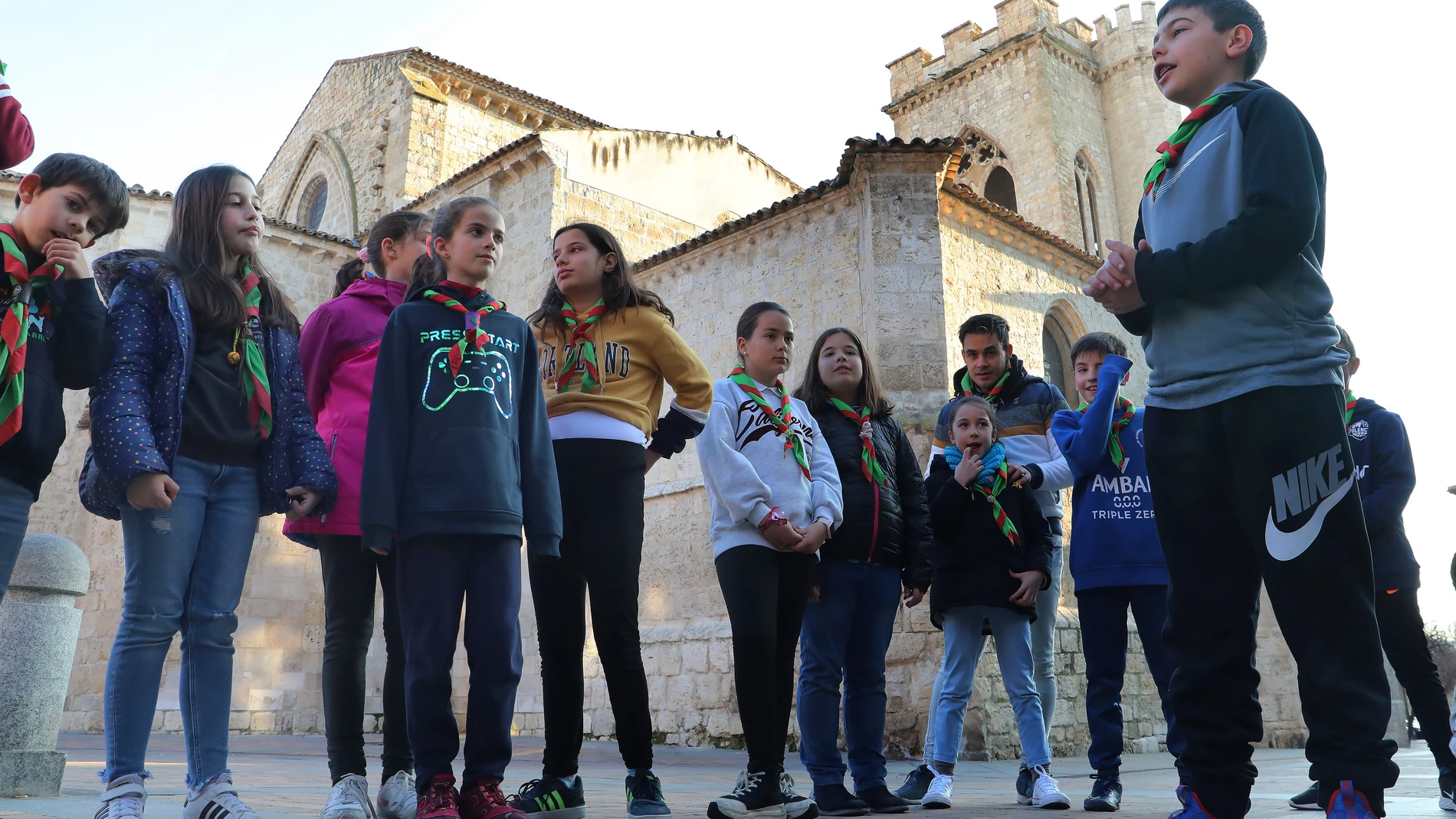 Brágimo / ICAL . Algunos de los integrantes del Grupo Scout San Miguel de Palencia juegan a la vaca sentada en la plaza de San Miguel