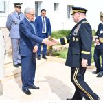 El militar norteamericano saluda al ministro de Defensa marroquí