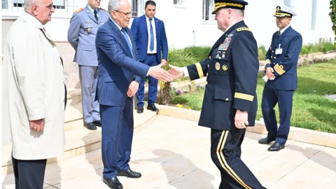 El militar norteamericano saluda al ministro de Defensa marroquí