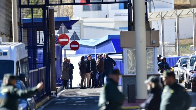 Autoridades de Ceuta, jefes de la comandancia de la Guardia Civil y Policía Nacional y jefes de la Agencia Tributaria durante la entrada de la primera furgoneta que ha pasado a Marruecos tras pasar el control aduanero comercial en la frontera entre Ceuta y Marruecos, a 29 de enero de 2023, en Ceuta (España).