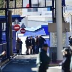 Autoridades de Ceuta, jefes de la comandancia de la Guardia Civil y Policía Nacional y jefes de la Agencia Tributaria durante la entrada de la primera furgoneta que ha pasado a Marruecos tras pasar el control aduanero comercial en la frontera entre Ceuta y Marruecos, a 29 de enero de 2023, en Ceuta (España).