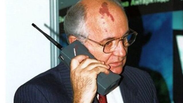 Mijail Gorvachov, último líder de la Unión Soviética, con un Nokia Mobira Cityman 900. 