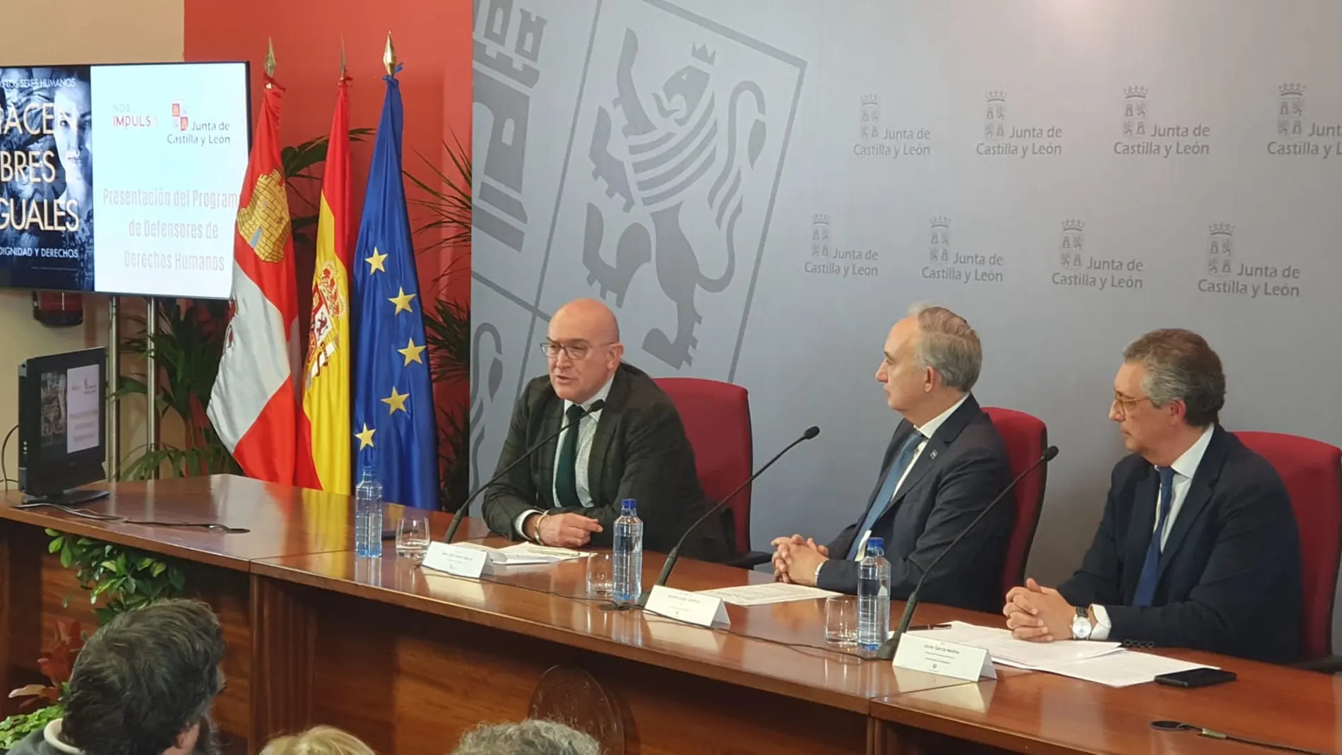 Carnero en la presentación de este programa en la Universidad de Valladolid, junto a su rector