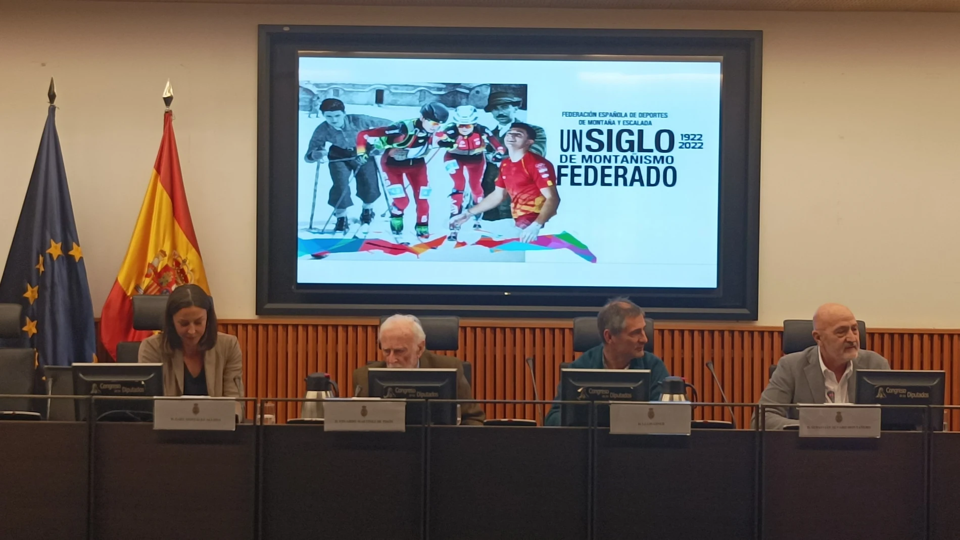 Gael González Allona, Eduardo Martínez de Pisón, Lluís Giner y Sebastián Álvaro (de izda. a dcha.), en la conmemoración en el Congreso de los 100 años del montañismo federado