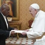 Francisco recibe las credenciales del nuevo embajador de Mozambique ante la Santa Sede