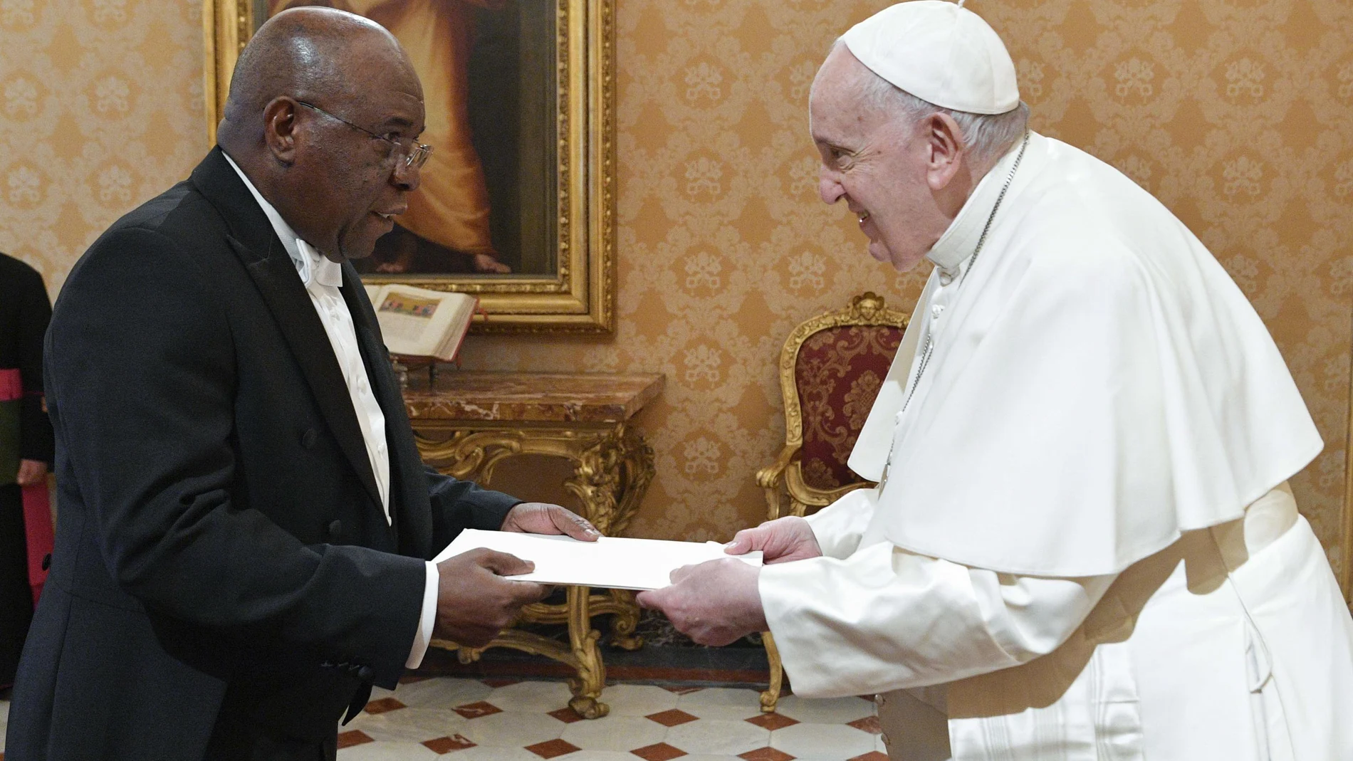 Francisco recibe las credenciales del nuevo embajador de Mozambique ante la Santa Sede