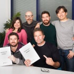 Imagen del elenco y los creadores