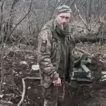 El soldado ucraniano fuma sin oponer resistencia antes de ser fusilado por las fuerzas rusas