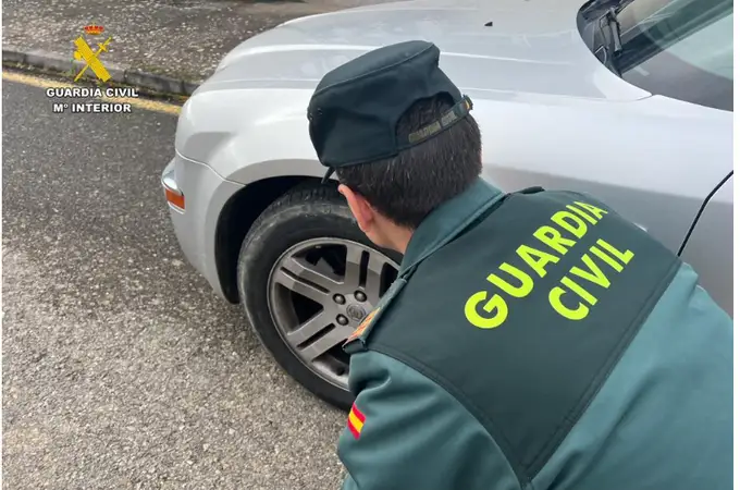 La Guardia Civil detiene en Cáceres a un individuo que se dedicaba a rajar neumátocos de los coches