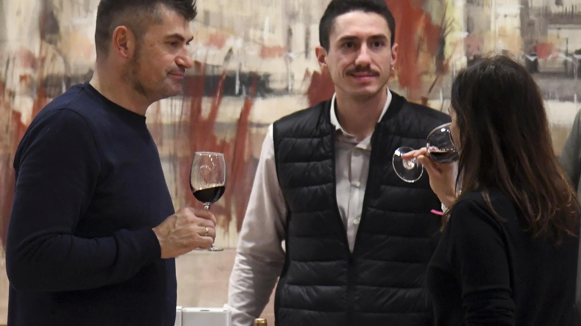 Varias personas catan vinos de la DO Ribera de Duero