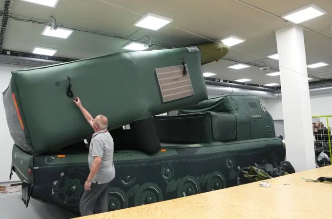 Tanques, sistemas de misiles y obuses inflables de goma para engañar al ejército ruso