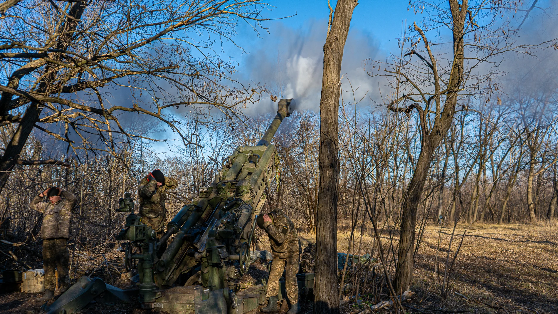 Artilleros del destacamento Mirlo Negro del batallón 130 del Ejército ucraniano