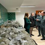 Barcones y efectivos de la Guardia Civil con la droga incautada