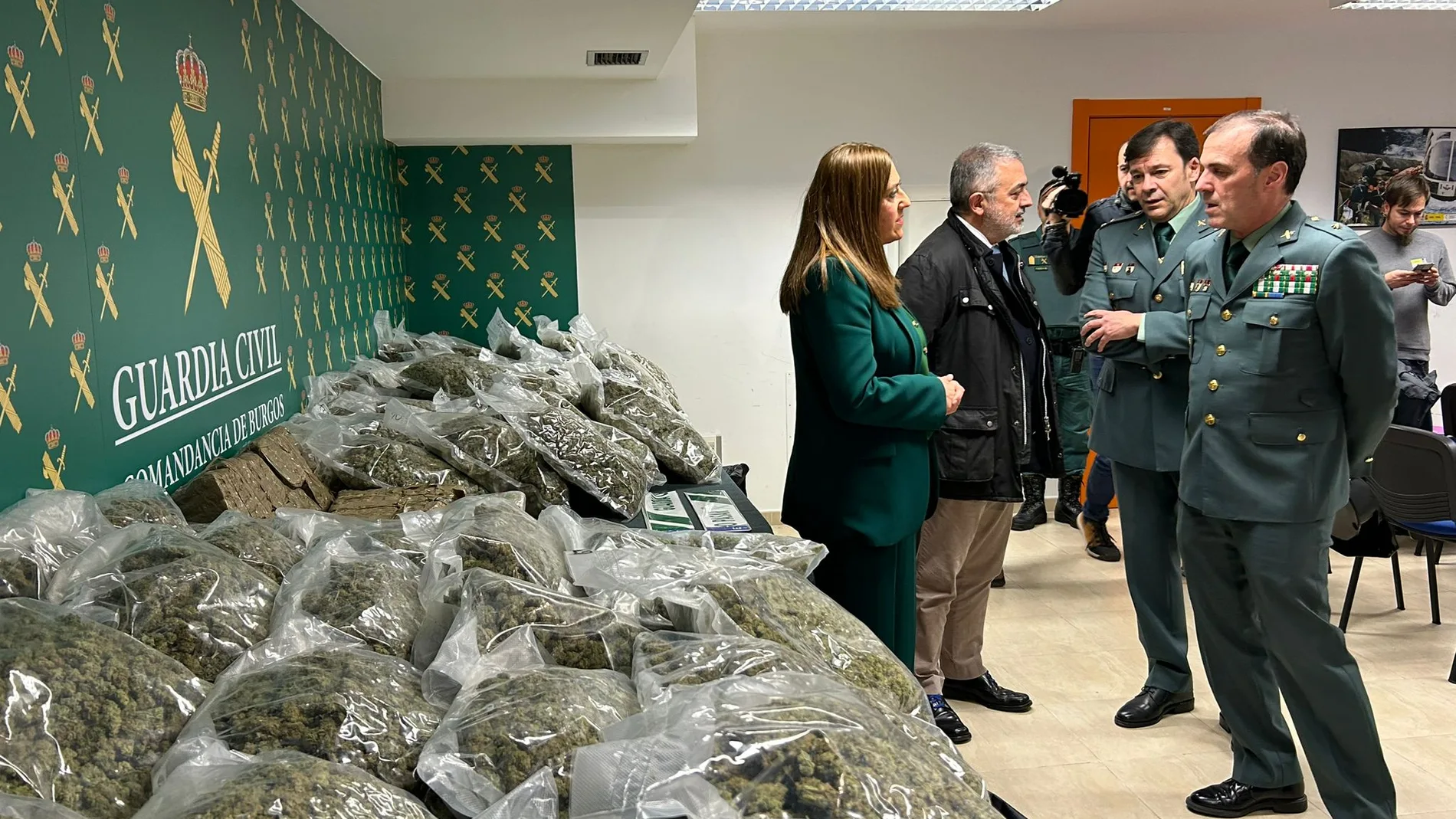 Barcones y efectivos de la Guardia Civil con la droga incautada